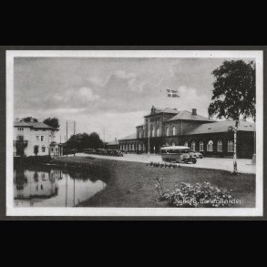 Baneg&aring;rde, jernbanestationer og tog